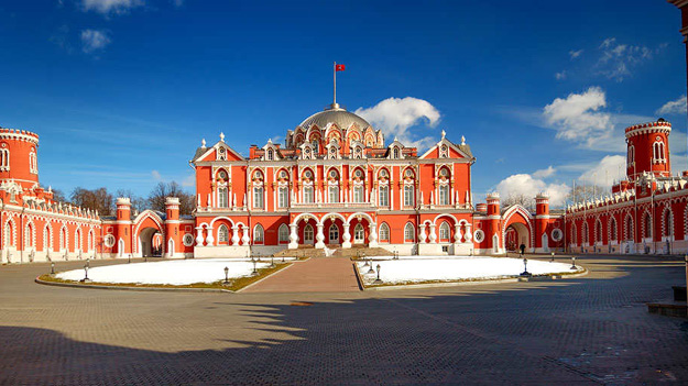 Петровский дворец был спроектирован архитектором Матвеем Казаковым в память об окончании Русско-турецкой войны 1768-1774 годов