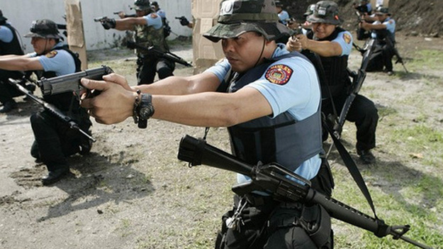 Полицейские на Филиппинах научат стрелять частных охранников