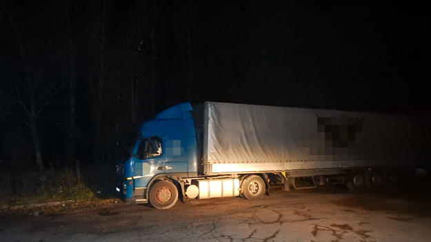 Угнанный в Петербурге грузовик с рисом охранники нашли через два часа