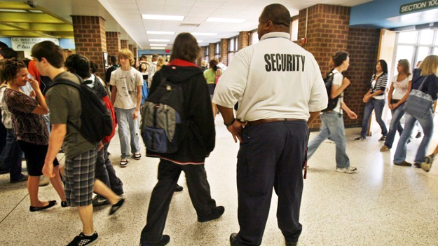 Школьная администрация города в штате Канзас решила вооружить охранников