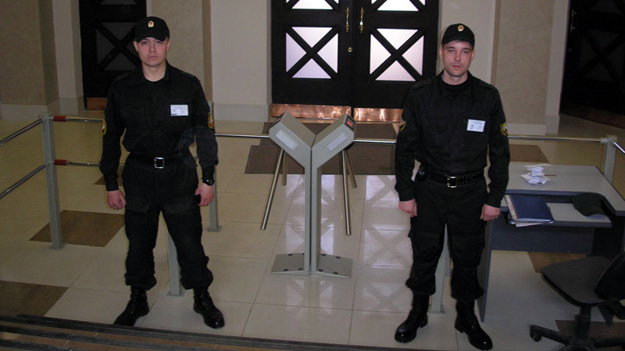 Охранники будут обеспечивать в зданиях пропускной режим