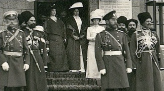 Император Николай II в окружении казачьей охраны