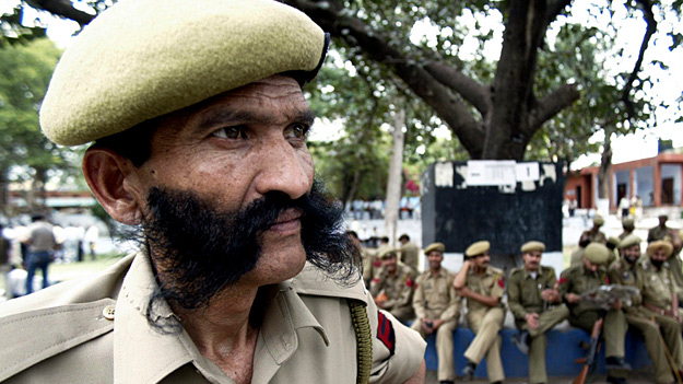 У многих отставных военных в Индии есть лицензии, дающие право владеть персональным оружием