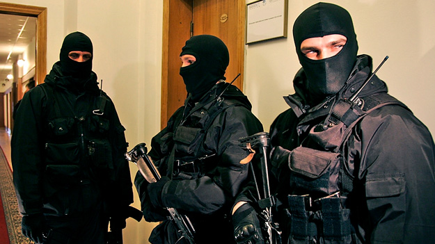 В марте 2013 года сотрудников махачкалинского ЧОП задержали в аэропорту "Внуково" бойцы СОБР