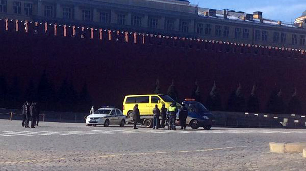 Водитель эвакуатора в Москве, спасаясь от автовладельца, заехал на Красную площадь