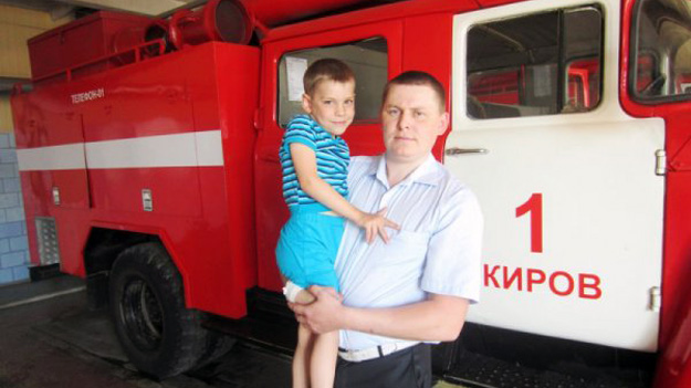 Михаил Чанилов, 28-летний сотрудник частного охранного предприятия, со спасенным поджигателем 