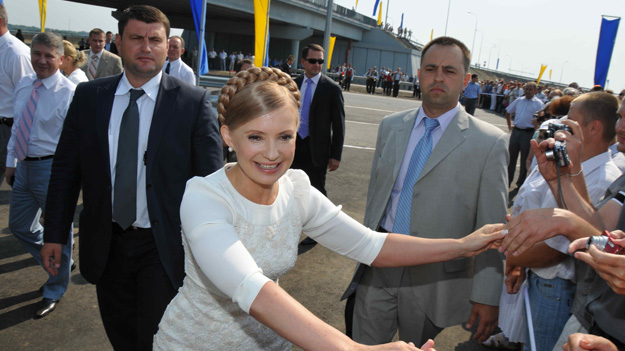Осужденной Юлии Тимошенко принес передачу бывший шеф ее личной охраны