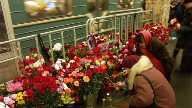Москвичи вспоминают жертв двойного теракта в метро