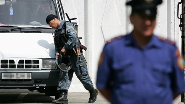 Казахстанский спецназ заблокировал и окружил дом, в котором укрылись преступники