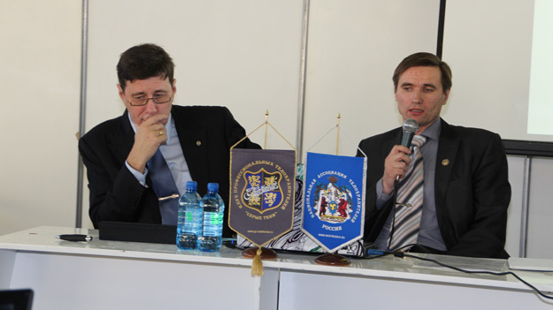 Региональный директор НАСТ "Урал" Алексей Сысун (справа)