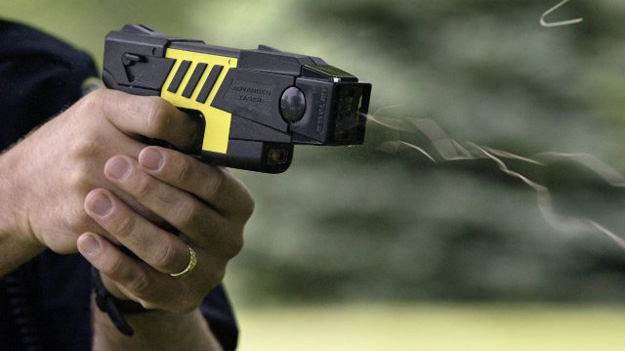 Стреляющие электрошокеры давно применяются полицейскими США для нейтрализации преступников