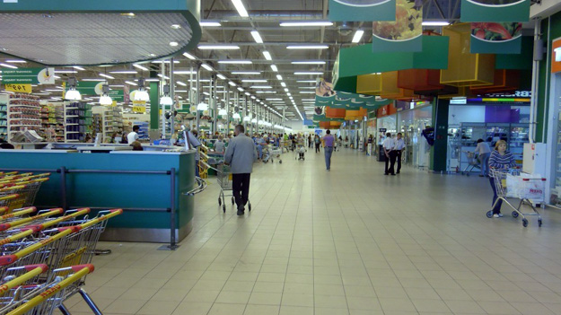 Охранник супермаркета в Москве избил подростка