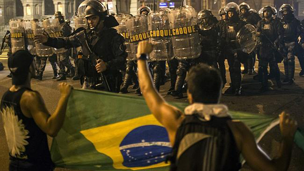 Бразильские власти почти вдвое увеличили количество охранников Чемпионата мира по футболу-2014 