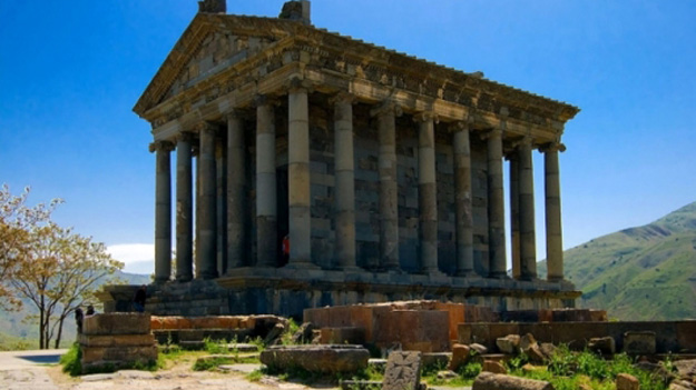 Российский турист разрисовал языческий храм в Армении