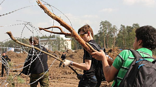 Защитники Цаговского леса периодически вступают в различного рода потасовки 