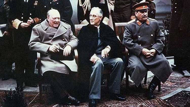 Премьер-министр Великобритании Уинстон Черчилль, президент США Франклин Рузвельт и Маршал Советского Союза Иосиф Сталин