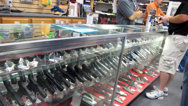 В Прокопьевске магазинный вор попался на краже пистолета