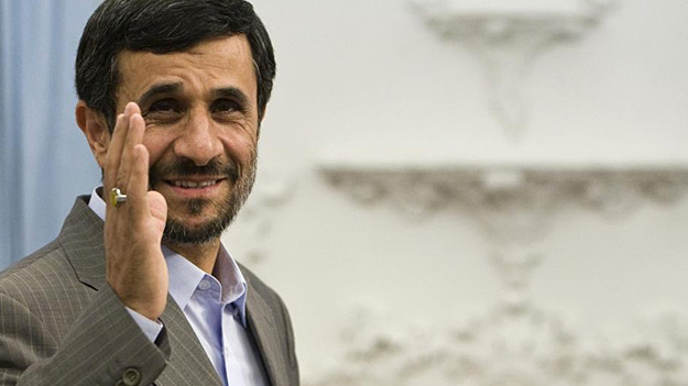 В президента Ирана Махмуда Ахмадинежада запустили ботинком