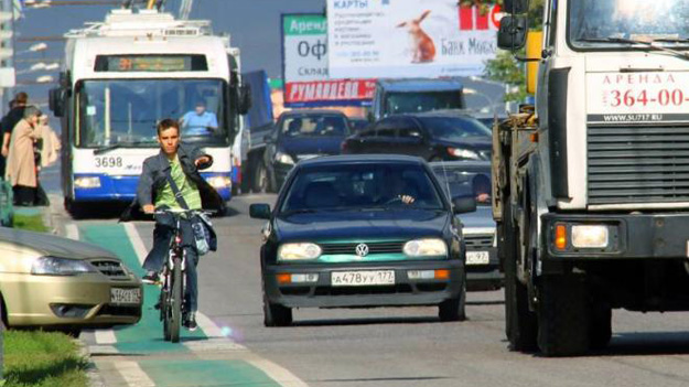 Велосипедисты в центре города подвергают опасности себя, водителей и пешеходов