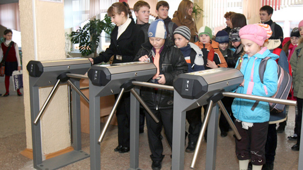 Министерство труда РФ планирует обязать школьных охранников выявлять пьяных учеников