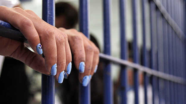 Охранник женской тюрьмы города Эверетт предстанет перед американским правосудием