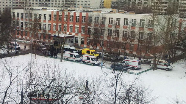 В московской школе вооруженный мужчина захватил в заложники старшеклассников
