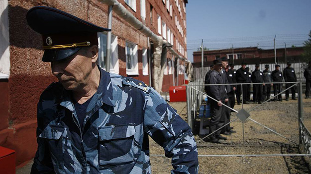 Комитет Госдумы одобрил в первом чтении проект закона о применении силы к заключенным