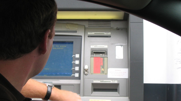 В России на 1 января 2012 года насчитывалось свыше 180 тысяч банкоматов