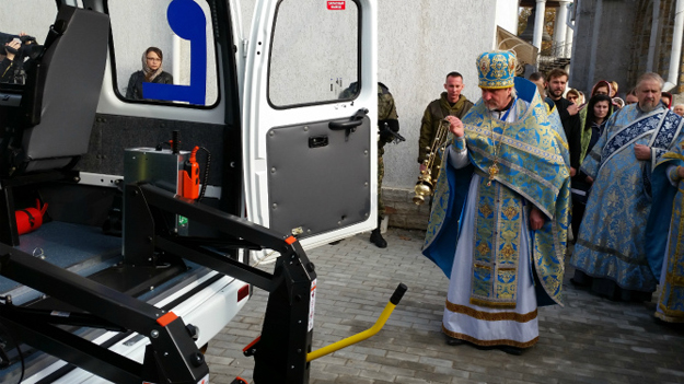 После утренней праздничной литургии автомобиль был освещен и передан Храму