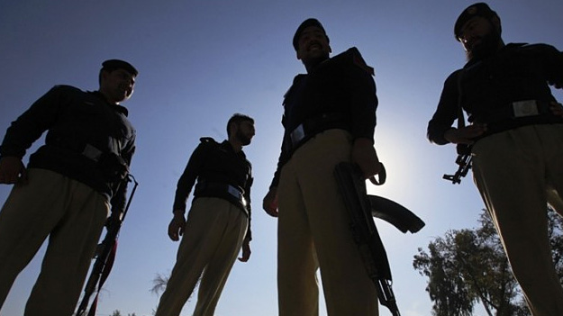 В Пакистане полицейский избил охранника, находившегося на посту