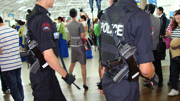 В китайском аэропорту неизвестный ранил ножом трех охранников