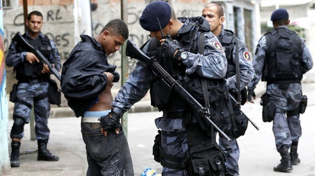 Бразильская полиция разыскивает злоумышленника, завладевшего оружием охранника