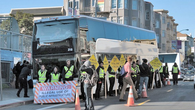 Жители города  блокировали автобусы, доставляющие программистов на работу