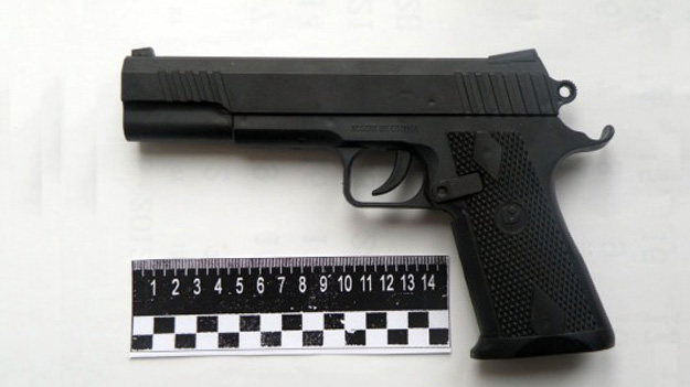 В Воронеже охранники магазина обезвредили грабителя с игрушечным пистолетом