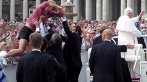 В 2007 году телохранители предотвратили нападение на Папу Римского 27-летнего немца, больного психическими расстройствами