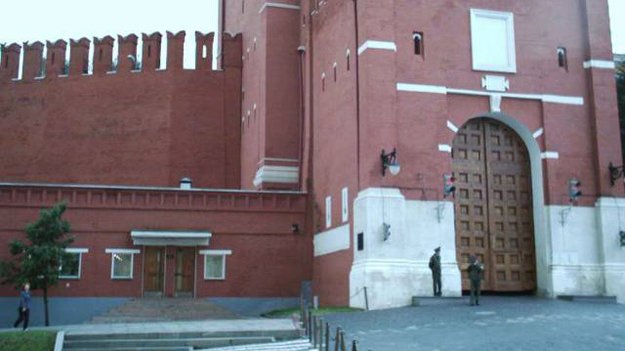 Сотрудники ФСО задержали «диверсанта» под воротами Спасской башни Кремля