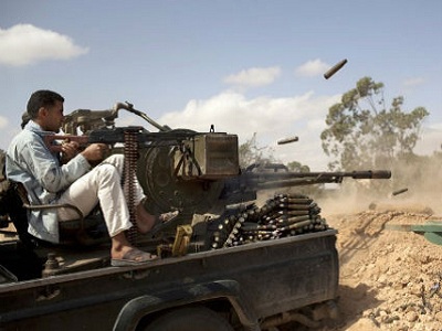 Войска анти-Каддафи начали рушить стены резиденции Каддафи