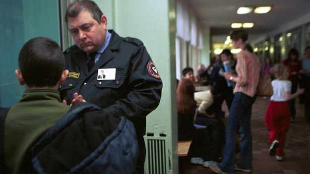 Охранников московских школ лишат оружия